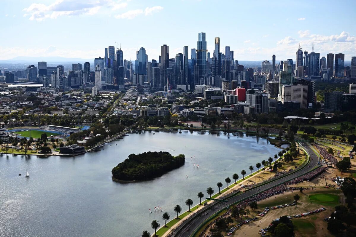 MELBOURNE, AUSTRALIA - APRIL 10: A general view showing Max Verstappen of the Netherlands driving the (1) Oracle Red Bull Racing RB18 leading Lewis Hamilton of Great Britain driving the (44) Mercedes AMG Petronas F1 Team W13 during the F1 Grand Prix of Australia at Melbourne Grand Prix Circuit on April 10, 2022 in Melbourne, Australia. (Photo by Clive Mason/Getty Images) // Getty Images / Red Bull Content Pool // SI202204100335 // Usage for editorial use only //