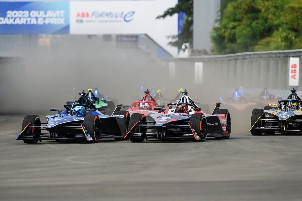 Maximilian Gunther, battles with Pascal Wehrlein, at the start