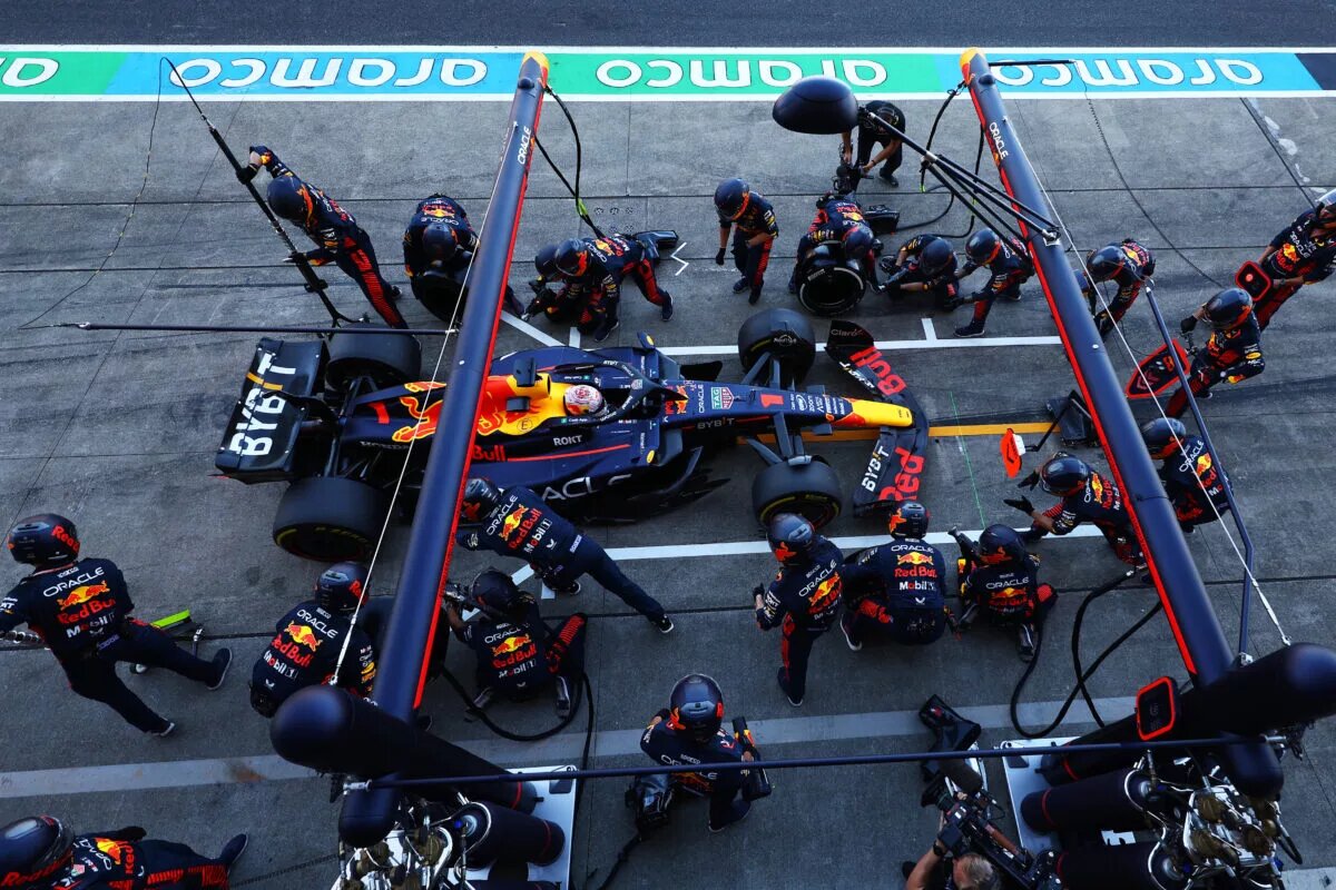 Max Verstappen making a pit stop at the Japanese Grand Prix, 2023