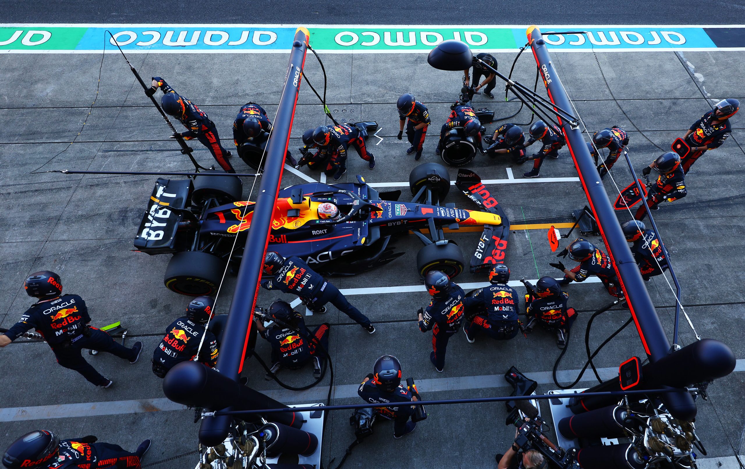 Max Verstappen making a pit stop at the Japanese Grand Prix, 2023