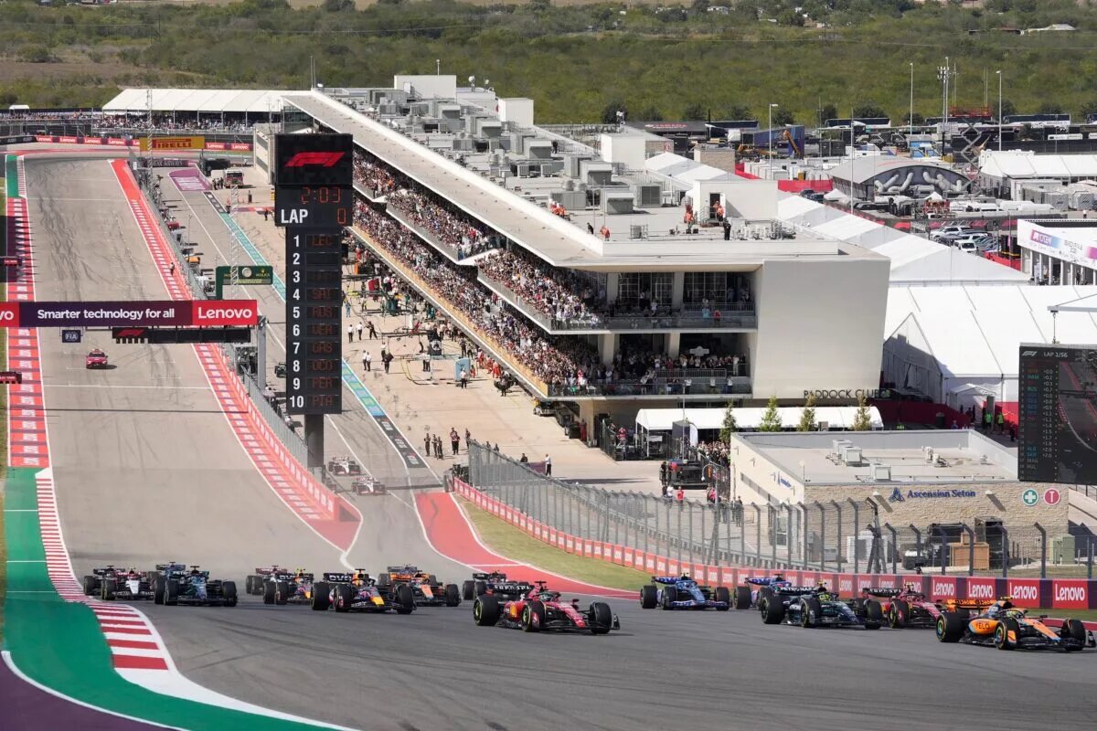 The grid storming into turn 1 at the United States Grand Prix, 2023