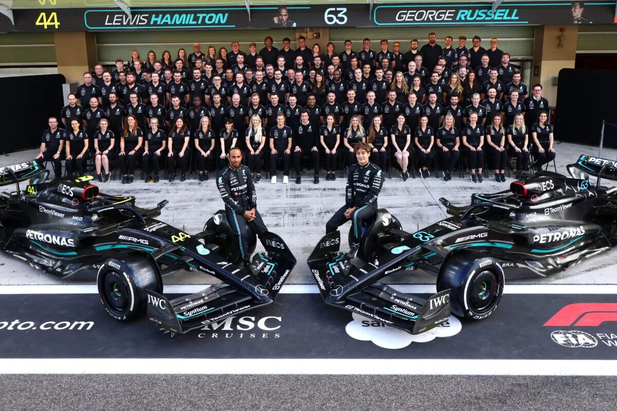 The entire Mercedes team posing ahead of the final grand prix of the season at Abu Dhabi, 2023.