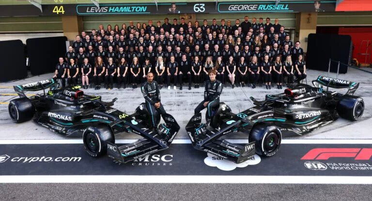 The entire Mercedes team posing ahead of the final grand prix of the season at Abu Dhabi, 2023.