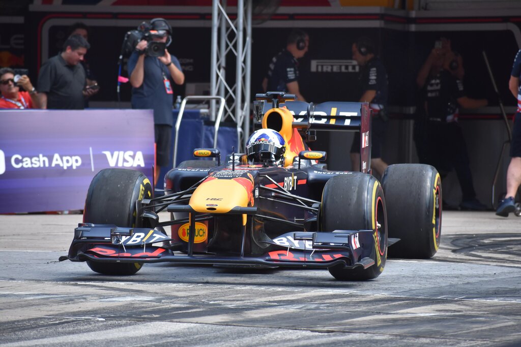 David Coulthard takes the Red Bull RB7 out for a show run in downtown Houston, Texas. ( Photo Credit: Hayden Murdock)