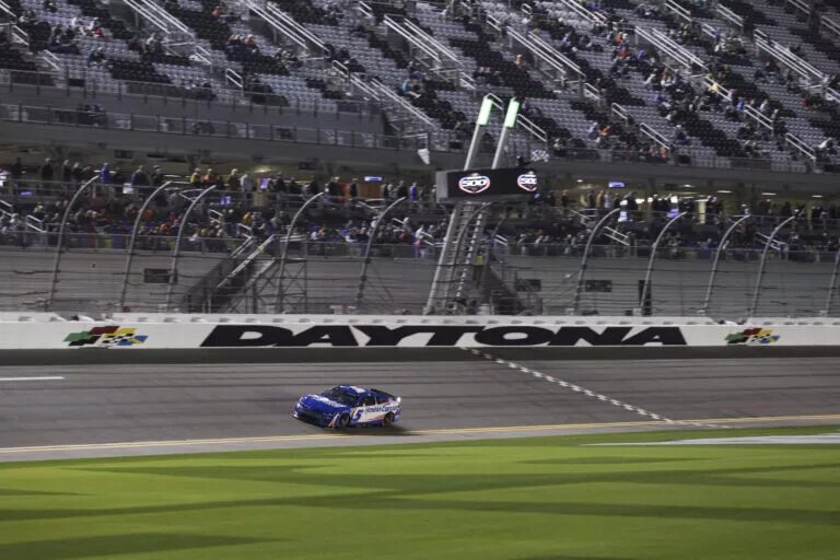 DAYTONA, FL - FEBRUARY 16: Kyle Larson, driver of the 5 HendrickCars.com Hendrick Motorsports Chevrolet Camaro, during qualifying for the Daytona 500 on February 16, 2022 at Daytona International Speedway in Daytona Beach, Fl. Photo by David Rosenblum/Icon Sportswire AUTO: FEB 16 NASCAR, Motorsport, USA 2022 Daytona 500 Qualifying Icon220216105117
