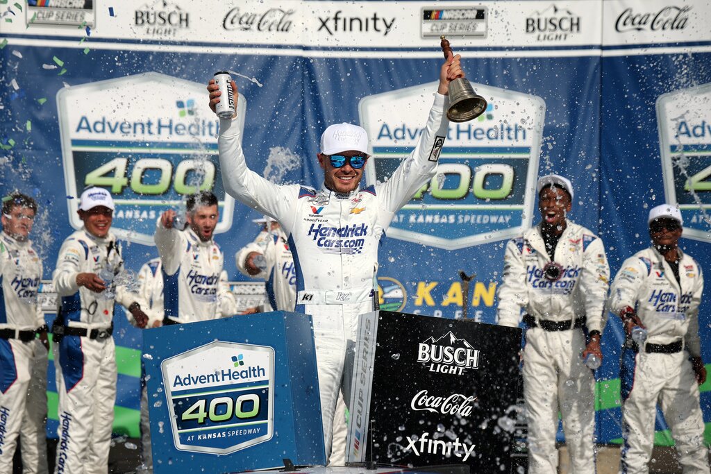  Kyle Larson, driver of the #5 HendrickCars.com Chevrolet, celebrates in victory lane after winning the NASCAR Cup Series AdventHealth 400 at Kansas Speedway on May 11, 2025 in Kansas City, Kansas. (Photo by Chris Graythen/Getty Images)