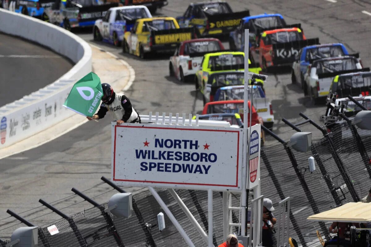 NORTH WILKESBORO, NC - MAY 20: The field prepares to take the green flag on a restart during the running of the NASCAR, Motorsport, USA Craftsman Truck Series Tyson 250 on May 20, 2023 at North Wilkesboro Speedway in North Wilkesboro, NC. (Photo by Jeff Robinson Icon Sportswire)