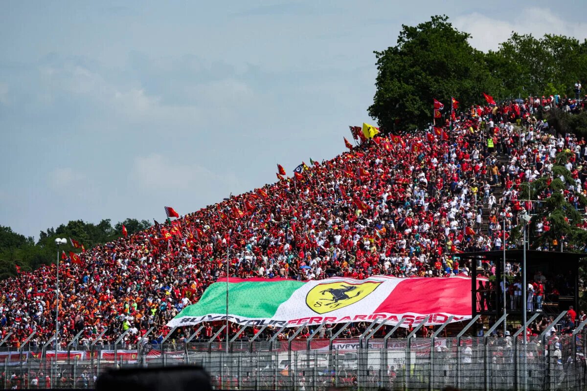 Spectators, F1 Grand Prix of Emilia-Romagna at Autodromo Internazionale Enzo e Dino Ferrari on May 19, 2024 in Imola, Italy. Photo by HOCH ZWEI Imola Italy *** Spectators, F1 Grand Prix of Emilia Romagna at Autodromo Internazionale Enzo e Dino Ferrari on May 19, 2024 in Imola, Italy Photo by HOCH ZWEI Imola Italy