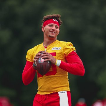 Patrick Mahomes Fantasy Projections: Should You Draft Mahomes in