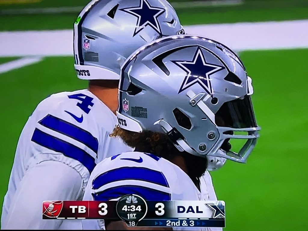 Cowboys RB Ezekiel Elliott trying out futuristic new helmet for 2022