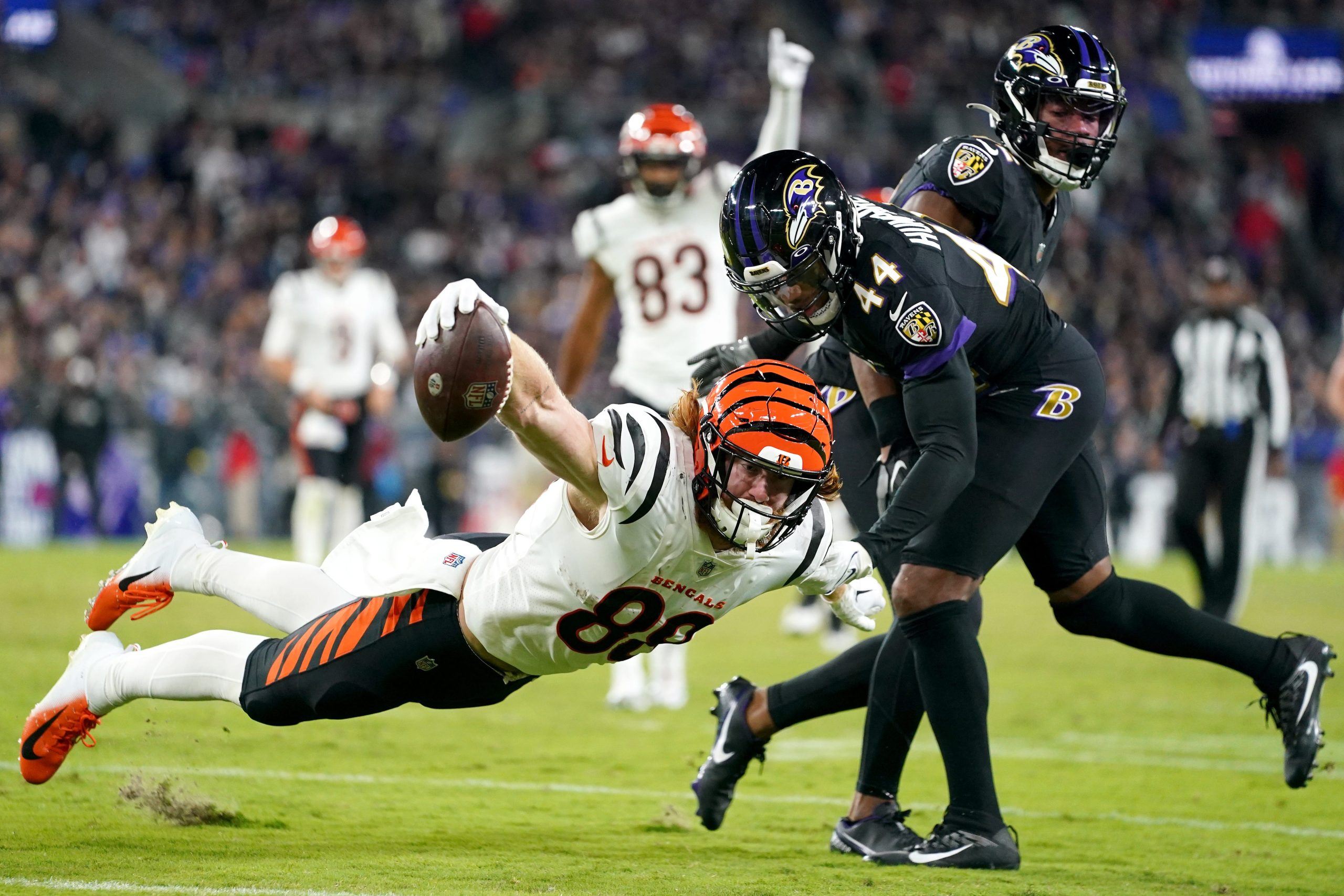 Chargers sign Hayden Hurst, the team's 2nd tight end addition in