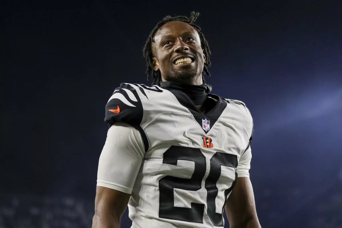 Eli Apple Contract