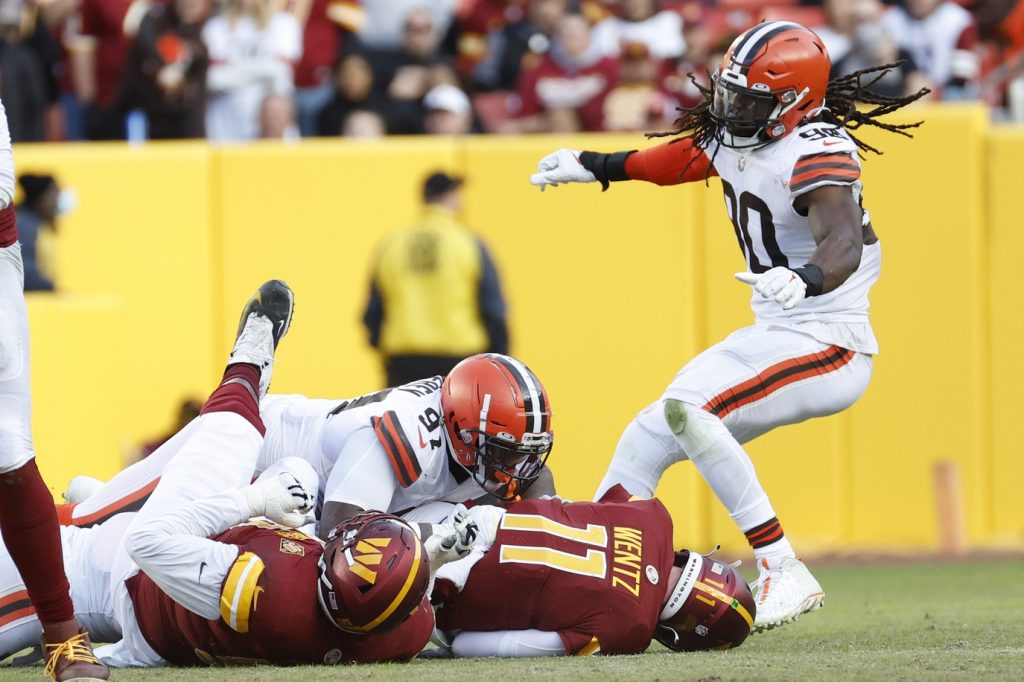 Jadeveon Clowney in starting lineup for Browns vs. Chargers