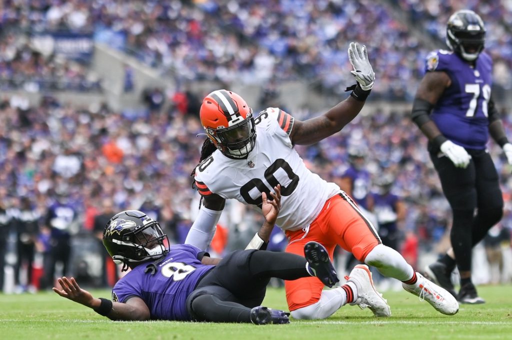 Ravens eyeing Jadeveon Clowney as boost to pass rush on roster