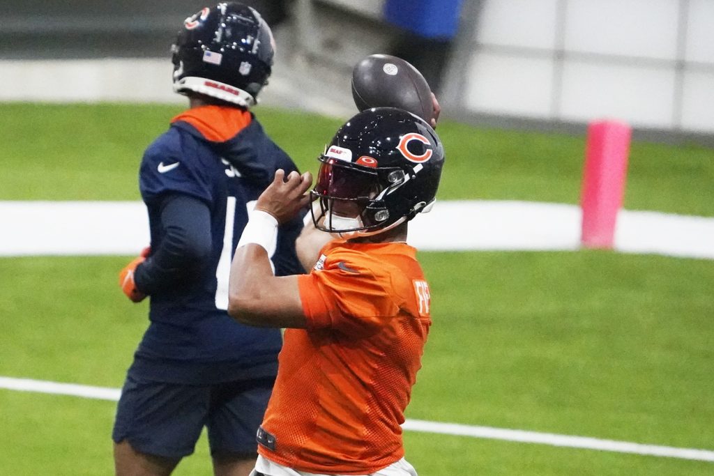 Bears' Fields to miss finale, ending shot at QB rushing mark