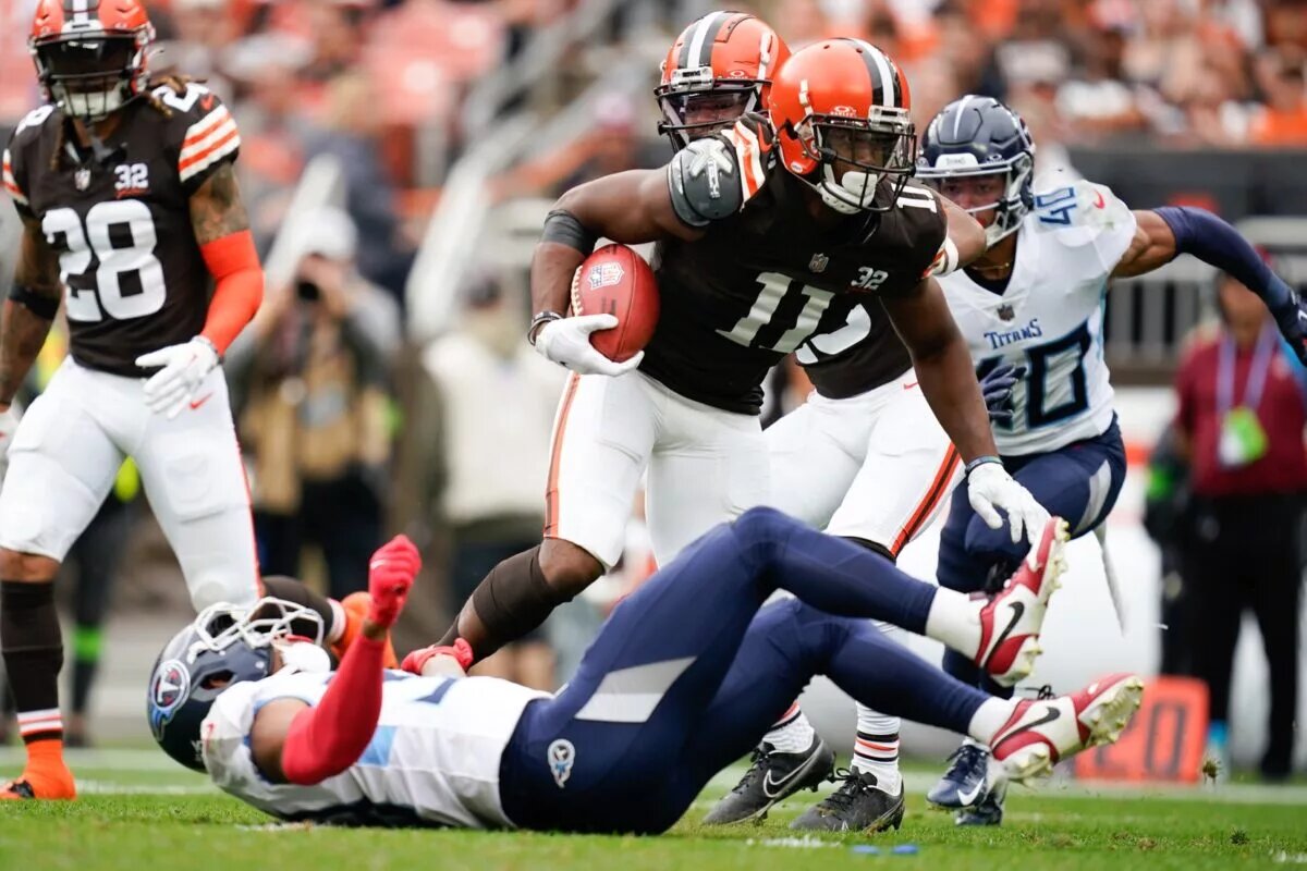 Cleveland Browns Wide Receiver Donovan Peoplse-Jones (11)