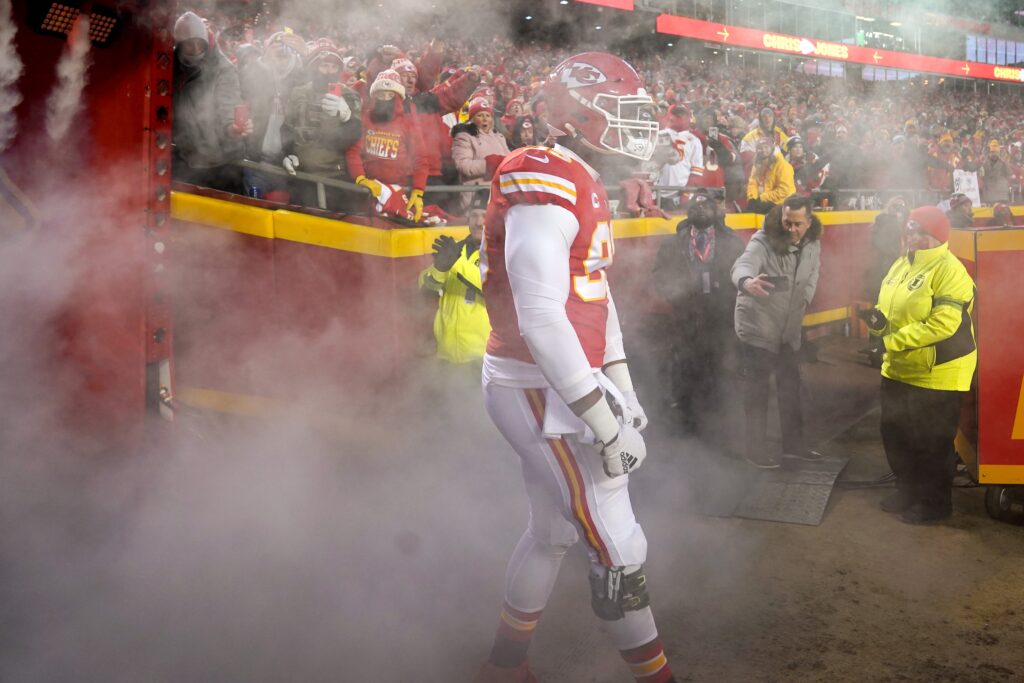 Chris Jones ends lengthy holdout, agrees to new one-year contract with  Chiefs 