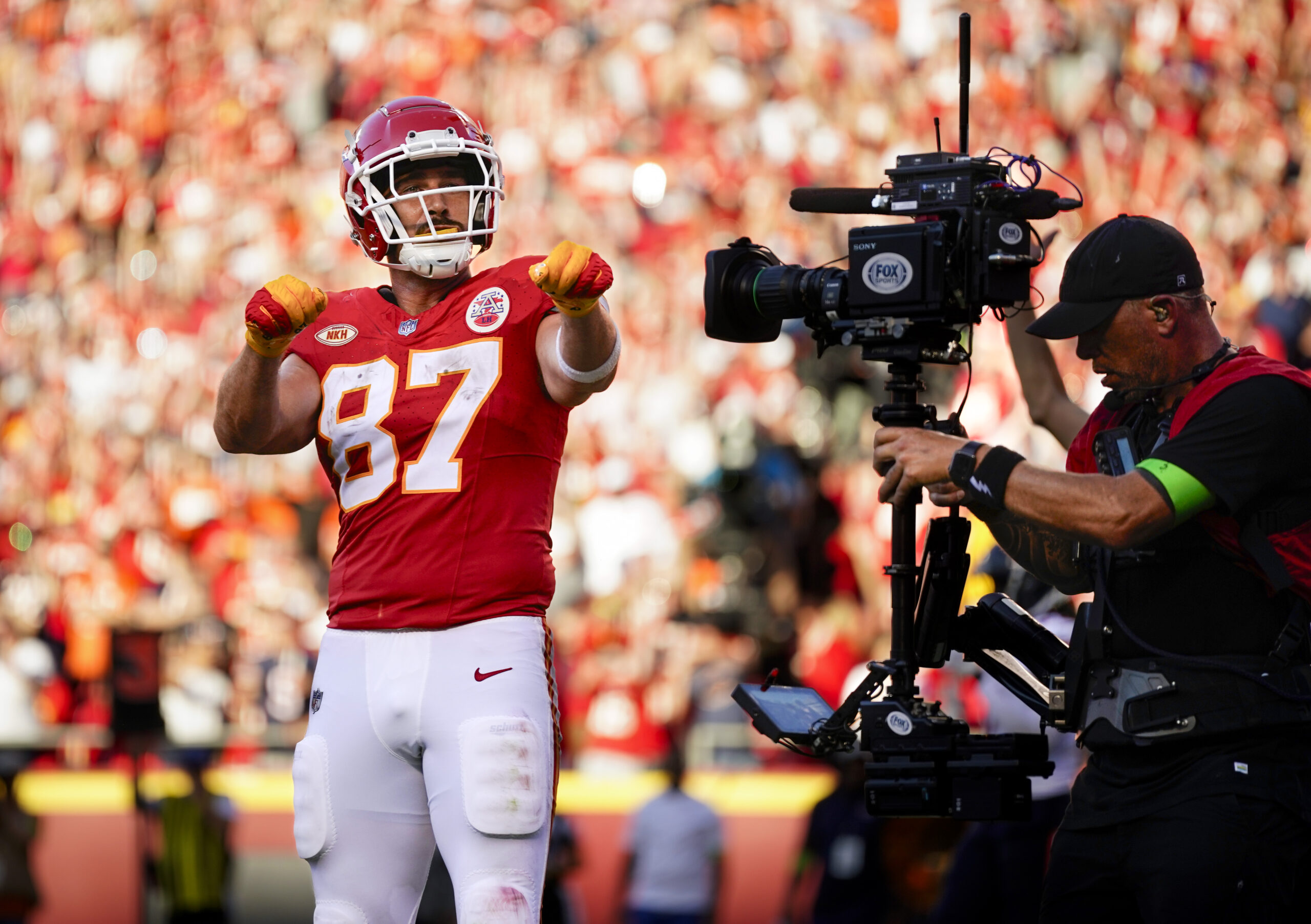 Chiefs Star Tight End Travis Kelce 'Big Fan' of Buccaneers Cade Otton -  Tampa Bay Buccaneers, BucsGameday