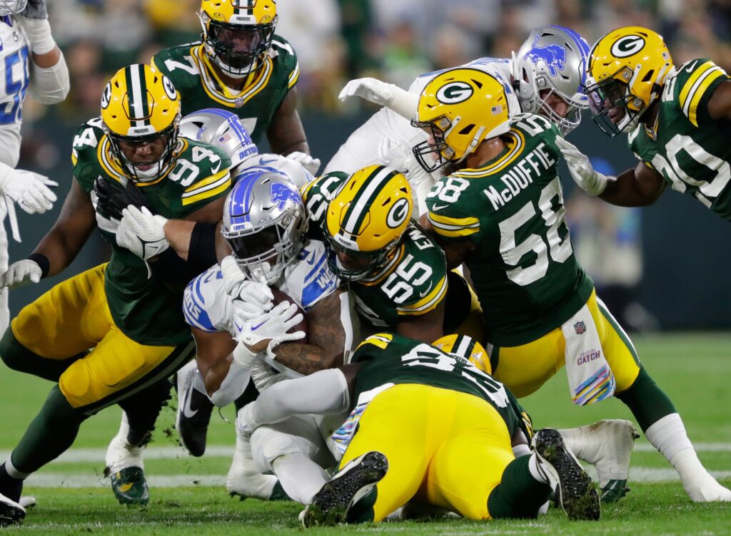 Packers blow big lead and get stunned by Giants in London