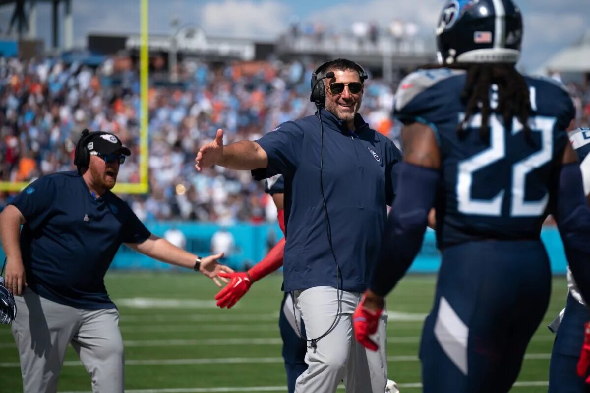 Titans Head Coach Mike Vrabel and running back Derrick Henry (22)
