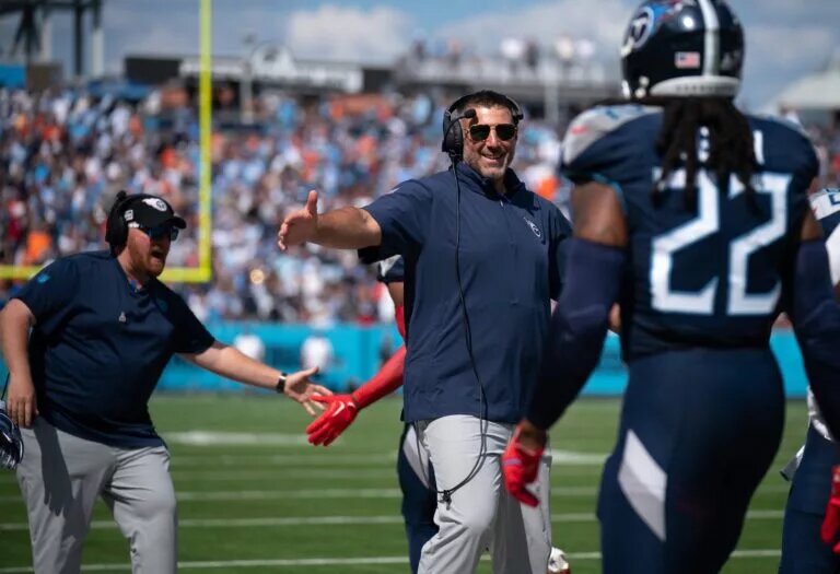 Titans Head Coach Mike Vrabel and running back Derrick Henry (22)