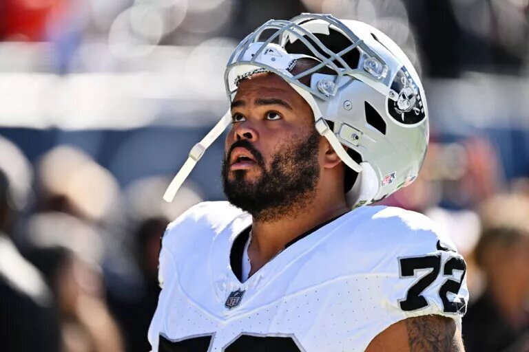 Jermaine Eluemunor Contract