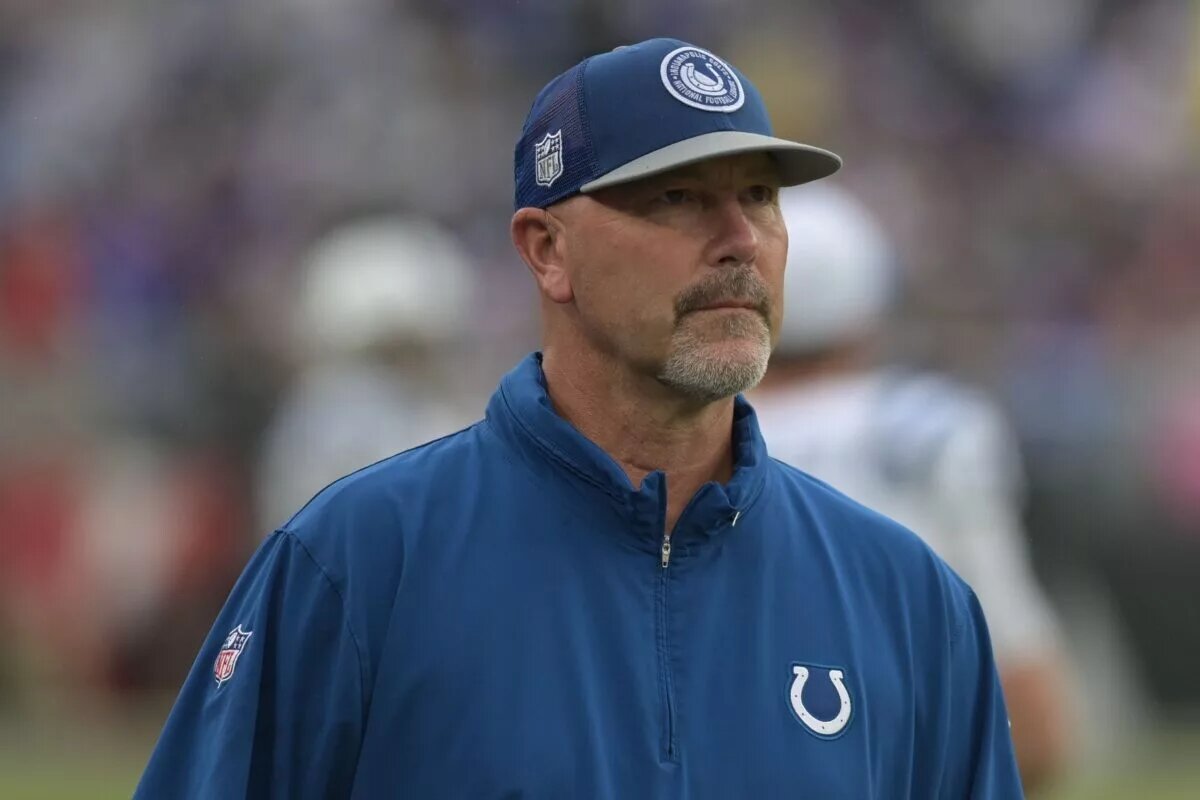 Colts defensive coordinator Gus Bradley
