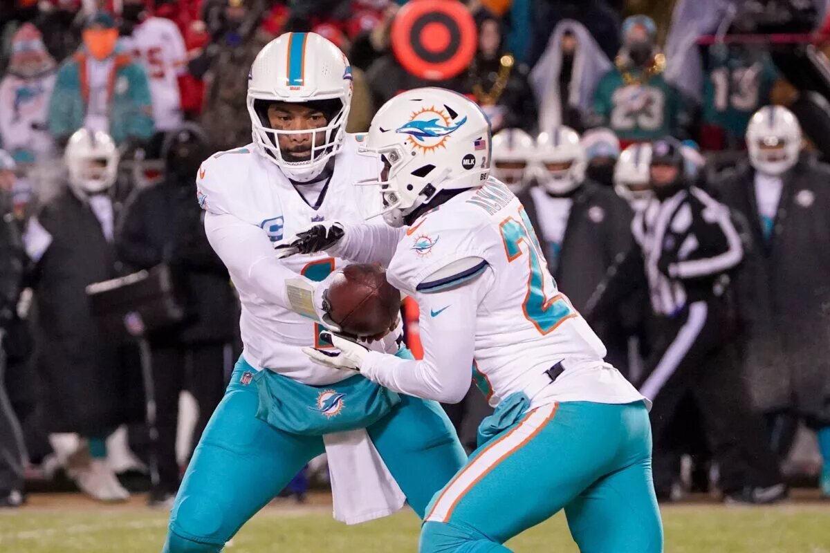Tagovailoa continues holdout trade
