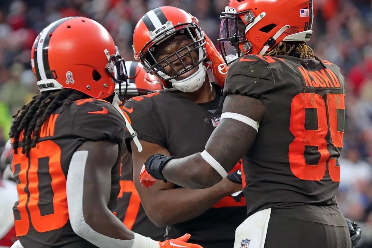 Cleveland Browns wide receiver Amari Cooper and tight end David Njoku