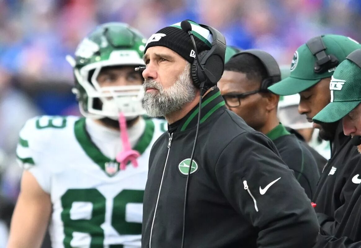New York Jets interim head coach Jeff Ulbrich and tight end Jeremy Ruckert