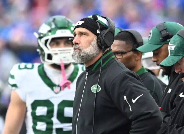New York Jets interim head coach Jeff Ulbrich and tight end Jeremy Ruckert