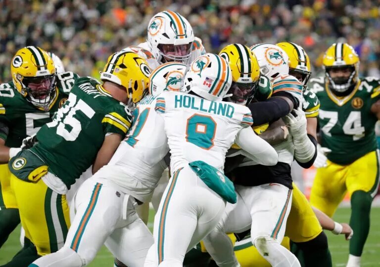 Free agent safety Jevon Holland
