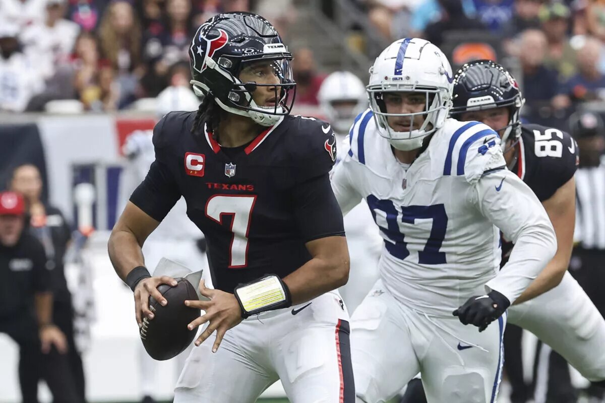 Laiatu Latu Colts Defense