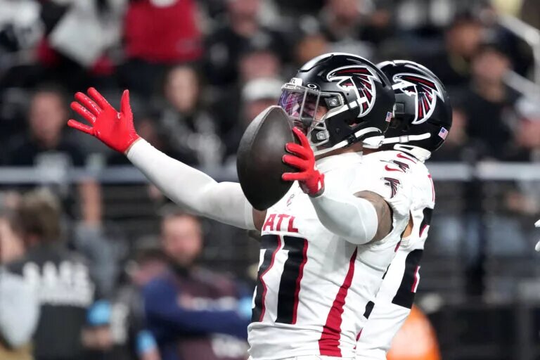 Free Agent Justin Simmons
