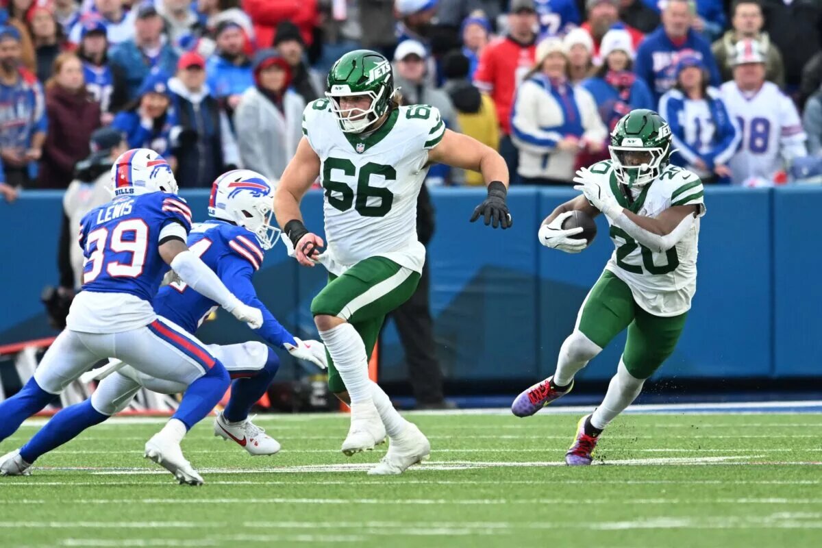 Joe Tippmann, center, New York Jets