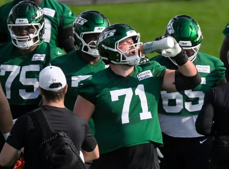 Josh Myers, center, New York Jets