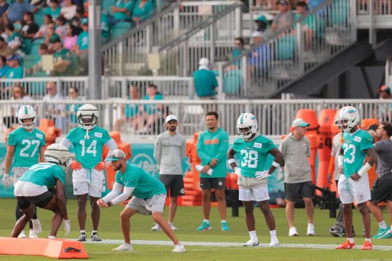 eagles mike hilton visit