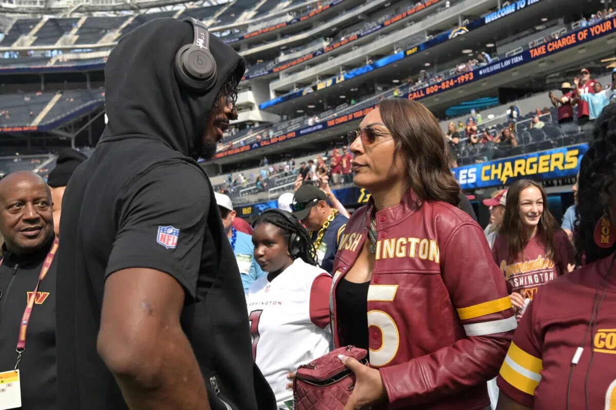 Jayden Daniels and his mom, Regina Jackson