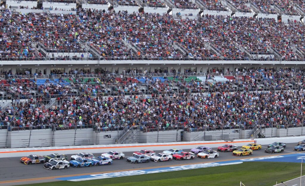 The field passes the grandstand at Daytona 500