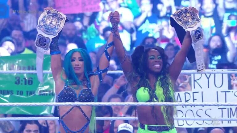 Sasha Banks Naomi