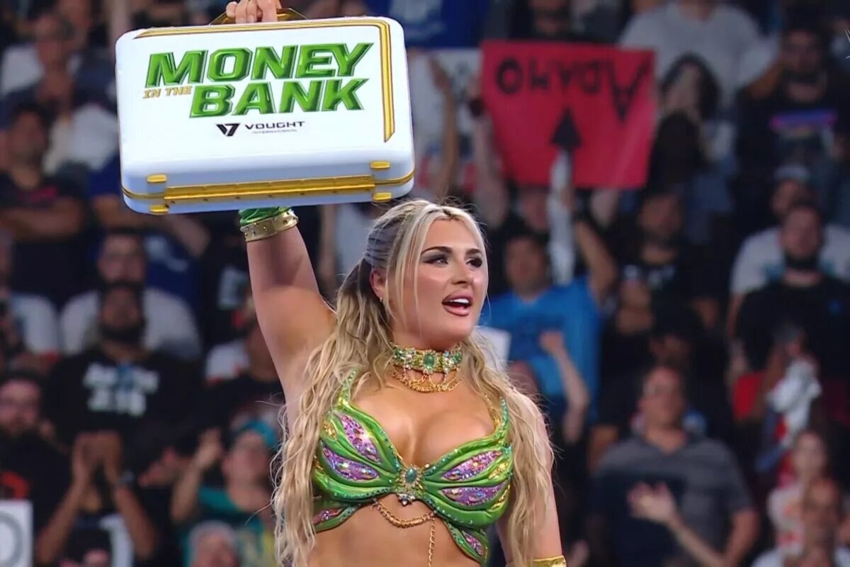 Tiffany Stratton holds the Women's Money in the Bank briefcase