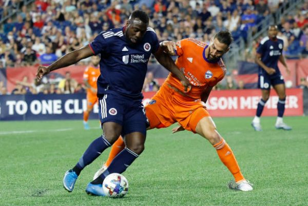 Jozy Altidore against Ian Murphy for the ball
