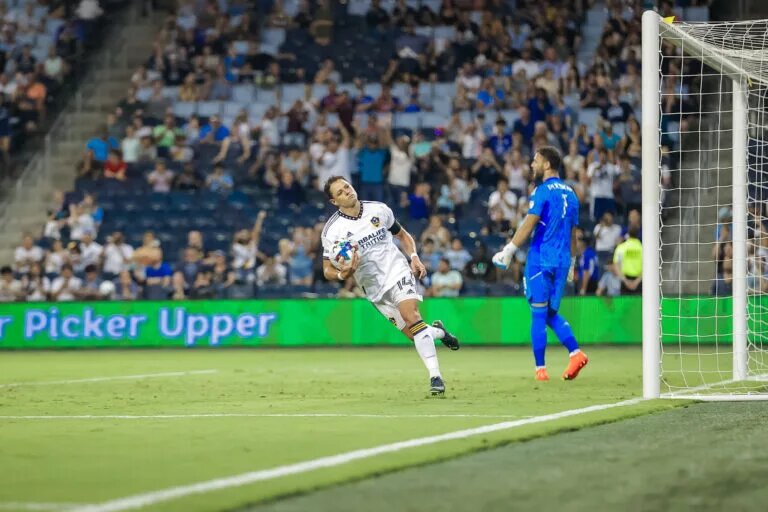 Los Angeles Galaxy loses 4-2 on August 6 despite Javier Chicharito Hernandez scoring two goals