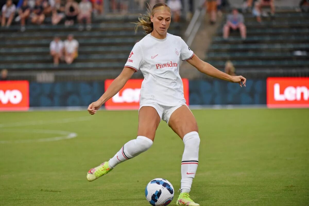 The Courage upset first place Portland Thorns on Kelli Hubly's 50th NWSL game on August 23, 2022
