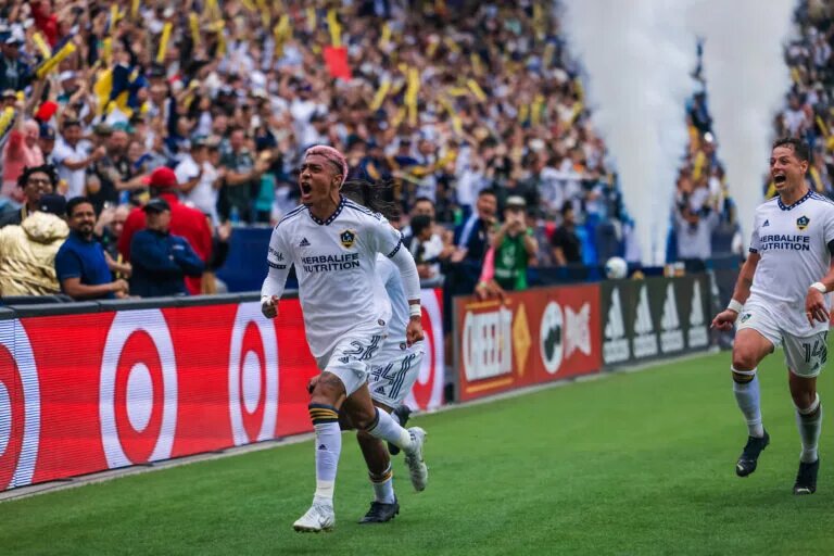 Galaxy Defender Julian Araujo