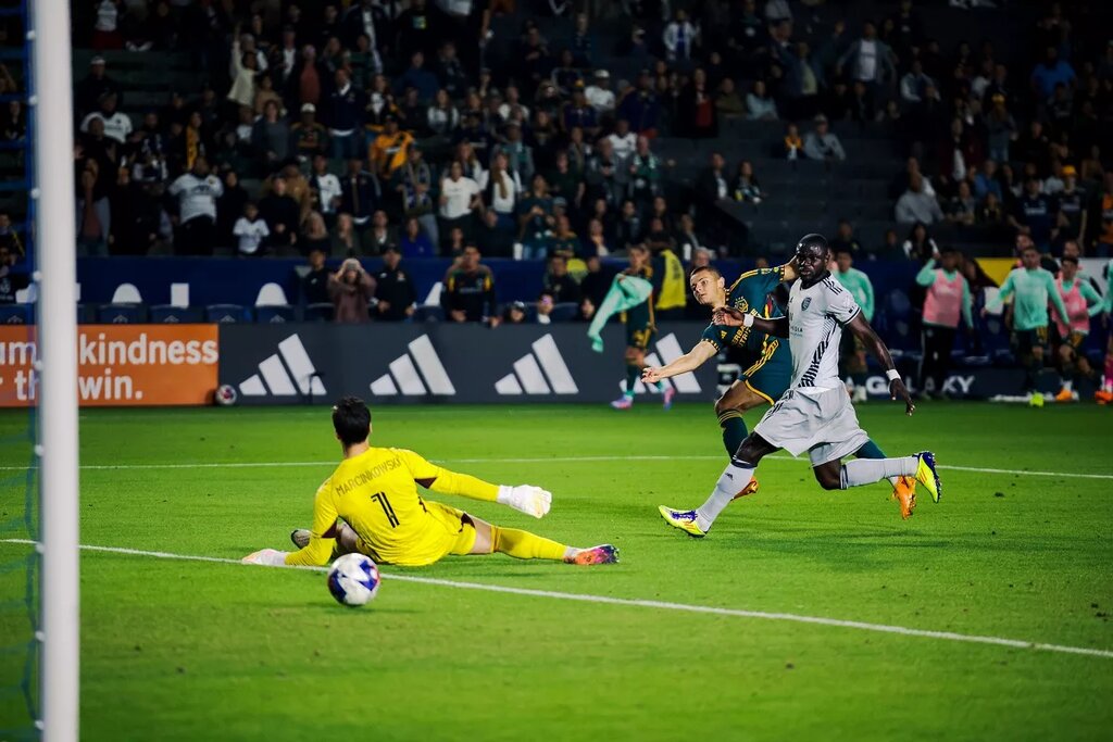 la-rebound-against-d-c-prediction-for-la-galaxy-vs-d-c-united