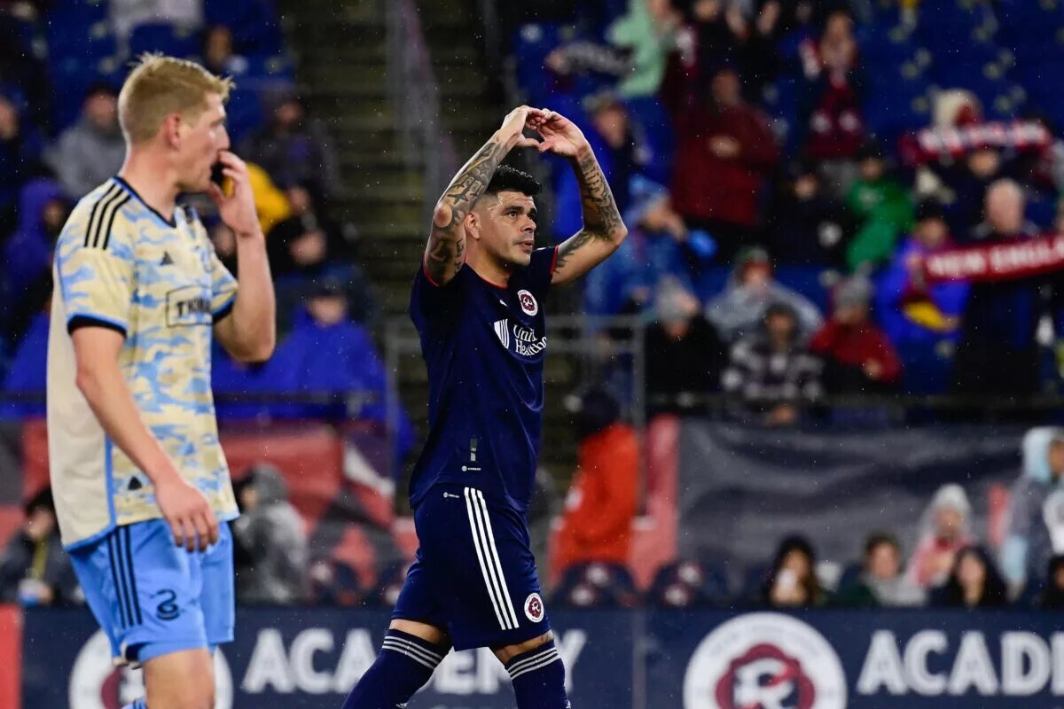 Gustavo Bou scores decision day double