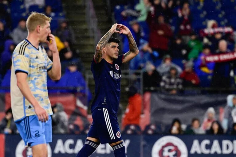 Gustavo Bou scores decision day double
