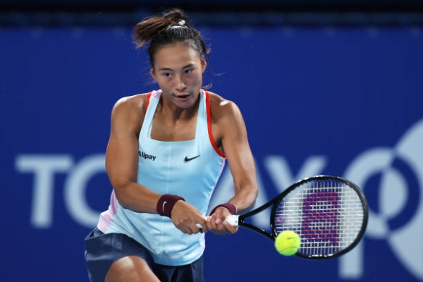 Zheng Qinwen in action at the WTA Tokyo Open.
