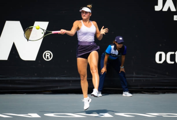 Marta Kostyuk in action at the WTA Guadalajara Open.